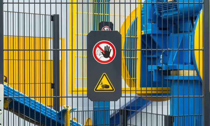 Zaun vor einer Maschine: Sicherheit für den Mitarbeiter